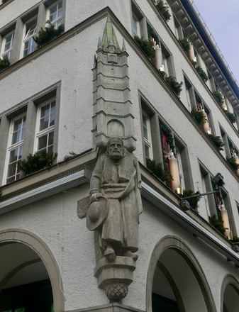 Skulptur des Goldschmieds mit dem schönen Turm auf seinen Schultern