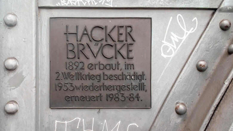 Schild an der Hackerbrücke