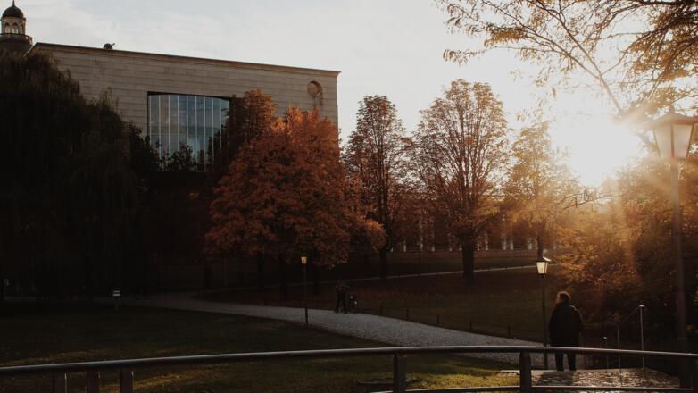 Blick auf die Bayerische Staatskanzlei vom Prinz-Carl-Palais-Brunnen