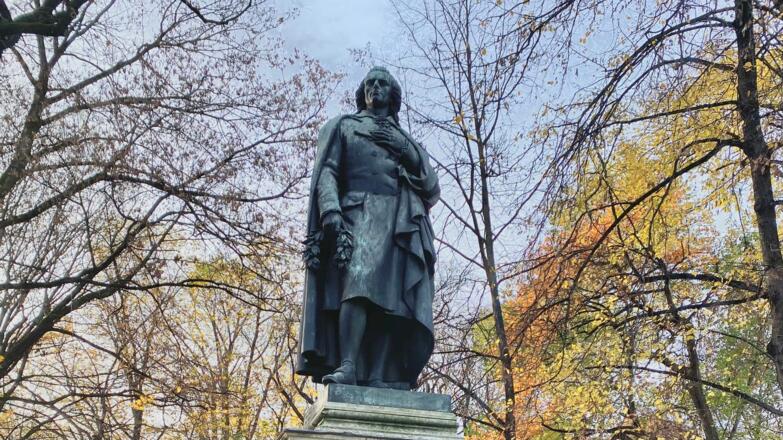Schillerdenkmal - Bronzestatue