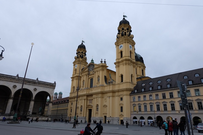 Odeonsplatz - Theatinerkirche