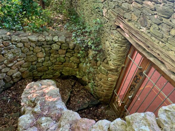 Treppe und Tür des Sardenhauses