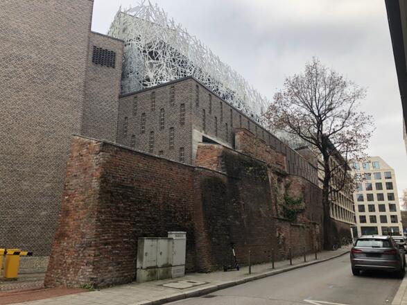 Jungfernturm und Stadtmauerreste