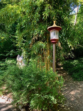 Laterne auf dem Weg zum Winterhaus
