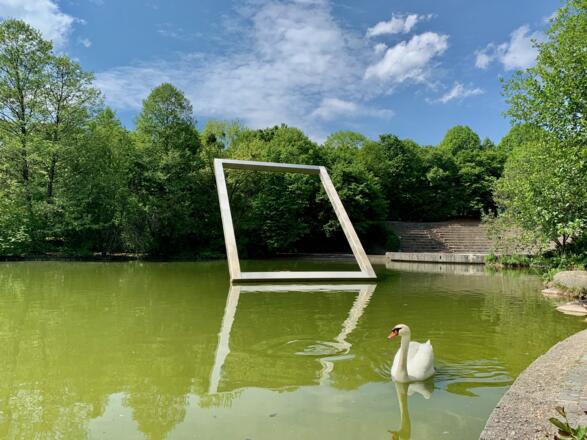 Seebühne und Wasserwand-Skulptur
