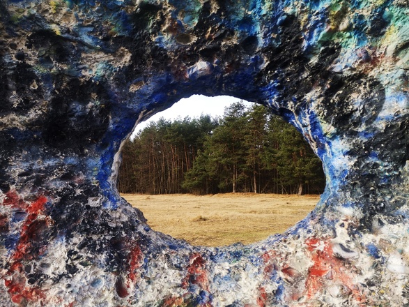 Blick durch das Loch in der Mauer auf das Hartelholz