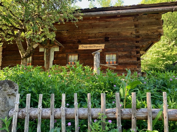 Bayerwaldhaus seitlich im Detail