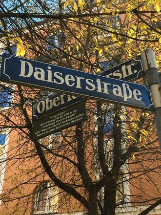 Die Straßenschilder der Daiser- und Oberländerstraße in München mit Zusatztafel
