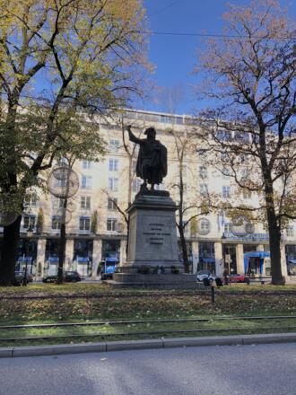 Hotel Bayerischer Hof im Hintergrund