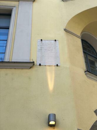 Gedenktafel mit Inschrift