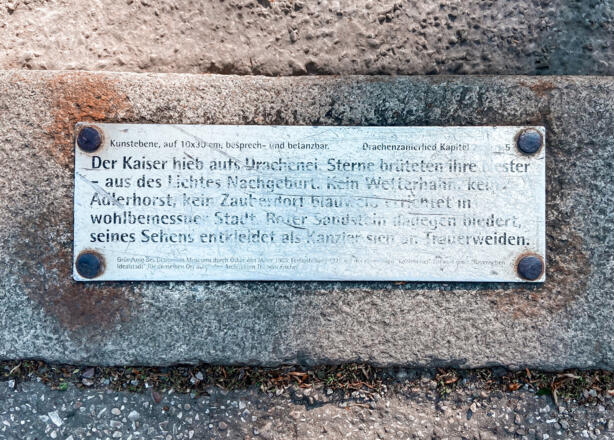 Aufschrift auf der Straße vor dem Bismarck-Denkmal