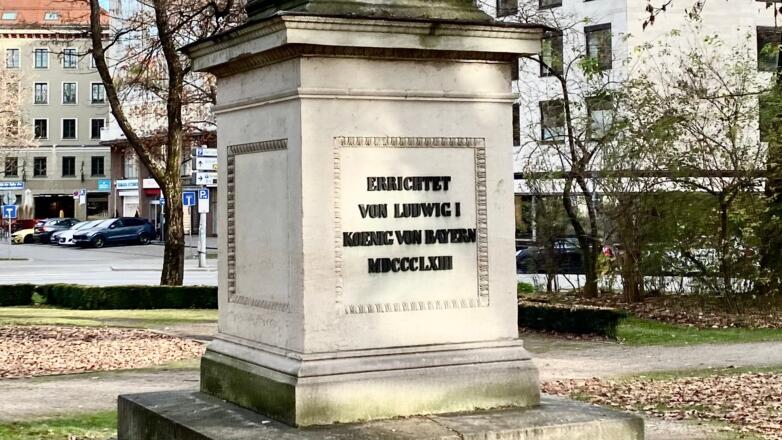 Schillerdenkmal - Granitsockel