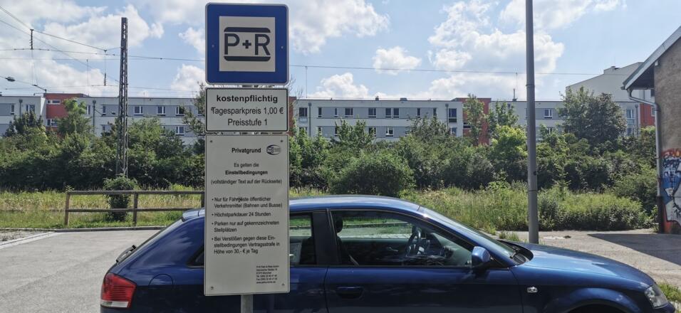 P+R Park und Ride Aubing Bahnhof.