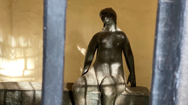 Figur hinter Gittern