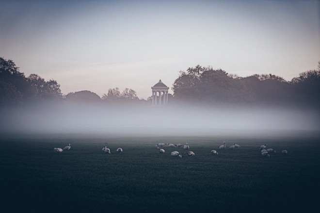 Monopteros im Nebel