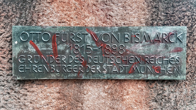 Aufschrift am Sockel des Denkmals