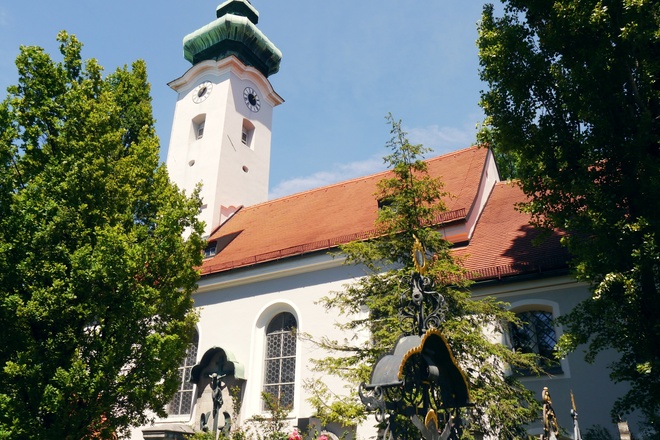 Außenfassade der Pfarrkirche St. Georg