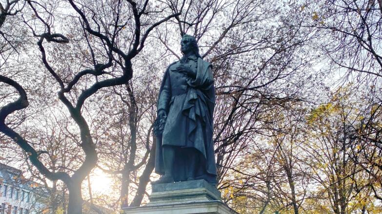 Schillerdenkmal - Bronzestatue