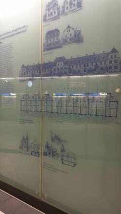 Informationstafel an den Bahnhofswänden