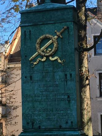 Grabstein des Massengrabes mit einer Inschrift