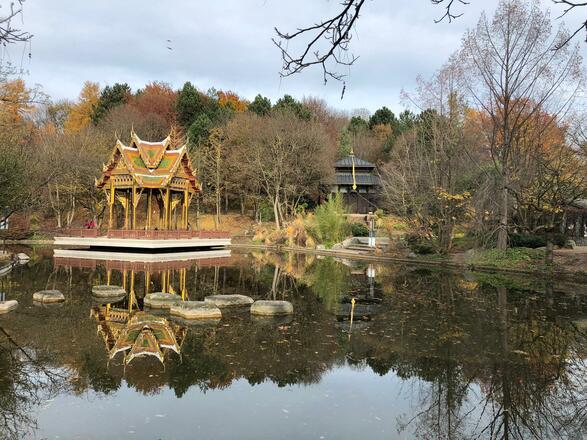 Thai Sala und nepalesische Pagode