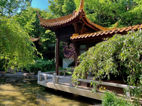 Blick vom Weg des Frühlings auf den Pavillon des Sommers