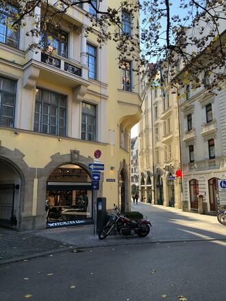 Am Kosttor in Richtung Platzl blickend