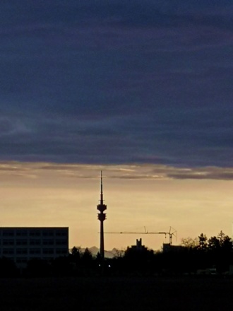 Olympiaturm mit Alpen im Hintergrund