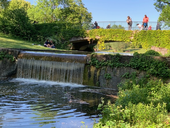 Wasserstufe links der Brücke