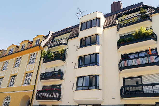 Historisches und modernes Wohngebäude in der Pienzenauerstraße