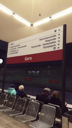 Beschilderung innerhalb des Ubahnhofs