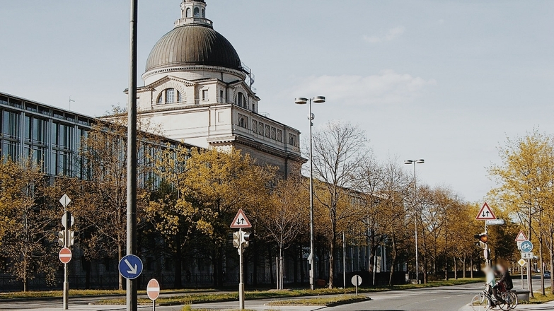 Bayerische Staatskanzlei - Blick vom Franz-Josef-Strauß-Ring