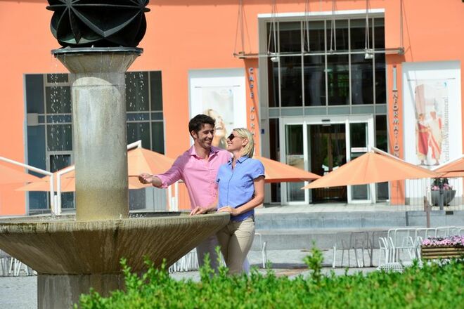 Auch der Kurplatz vor dem Kurhaus lädt zum Verweilen ein.