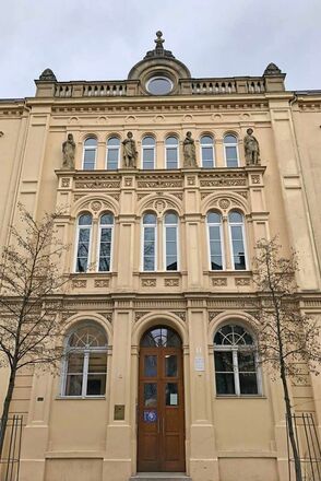 König Ludwig II. Büste auf Ziergiebel der Königsschule (heute private Wirtschaftsschule Dr. Kalscheuer), Rosenheim