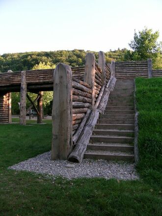 hintere Ansicht des keltischen Stadttores an der Schleuse in Kelheim-Gronsdorf