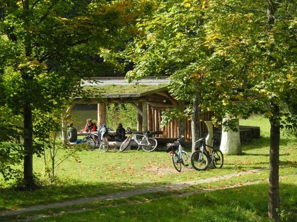 Radfahrpause an der keltischen Schmiede in Essing-Altessing