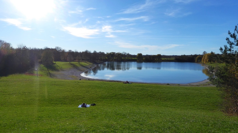 Ausblick über den See von einem kleinen Hügel am Ostufer des Sees