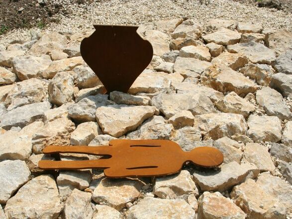 Detailansicht des begehbaren Grabhügels in Riedenburg-Haidhof