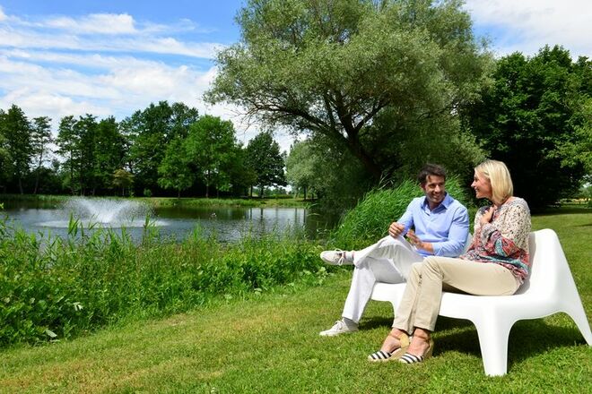 Kunst entdecken und die Seele baumeln lassen im angrenzenden Kurpark.