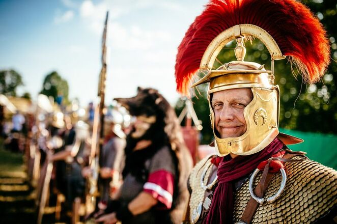 Beim Römerfest Salve Abusina wird Geschichte erlebbar: historische Gruppen zeigen, wie die Römer vor rund 2.000 Jahren lebten und kämpften.