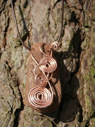 Aktion &quot;Frauen basteln keltischen Schmuck&quot; im eisenzeitlichen Gehöft in Riedenburg-Oberhofen