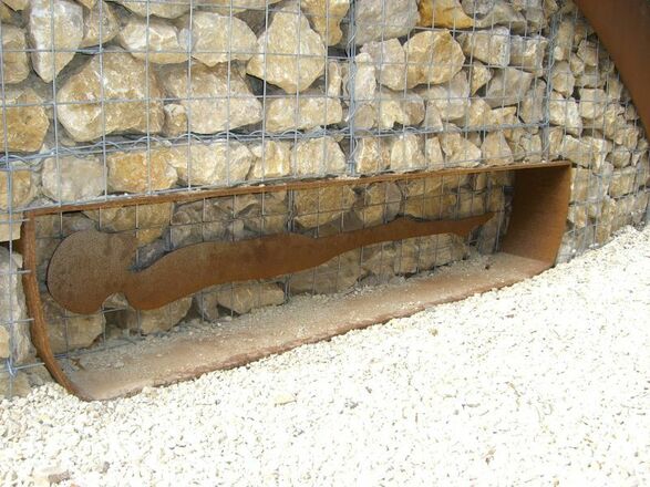 Detailansicht des begehbaren Grabhügels in Riedenburg-Haidhof