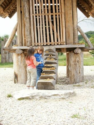 Kinderaktion &quot;Ein Tag bei den Kelten&quot; im eisenzeitlichen Gehöft in Riedenburg-Oberhofen