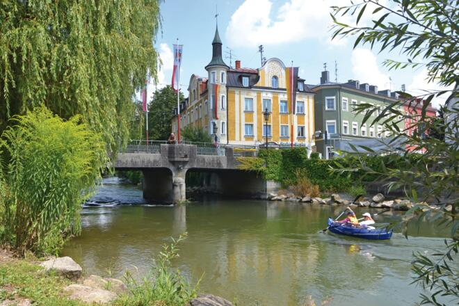 Amperbrücke mit Schlauchbootfahrer