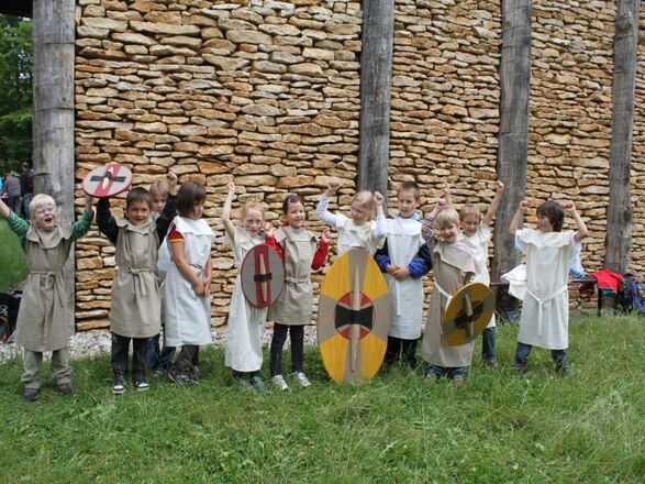 Kinderaktion am keltischen Stadttor an der Schleuse in Kelheim-Gronsdorf
