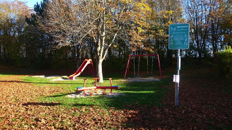 Der Spielplatz befindet sich links vom Seekiosk und läd zum toben ein.
