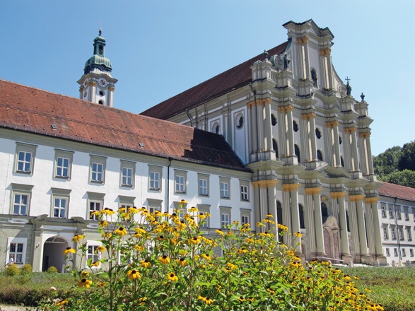 Kloster Fürstenfeld mit Sonnenblumen