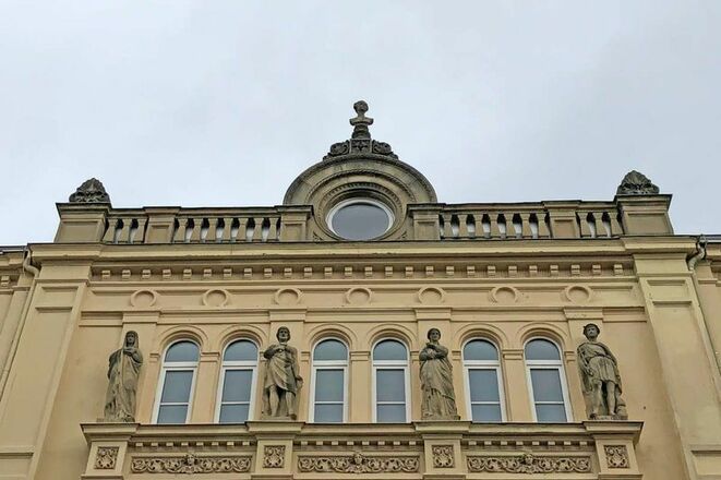 König Ludwig II. Büste in Rosenheim auf Ziergiebel der Königsschule (heute private Wirtschaftsschule Dr. Kalscheuer)