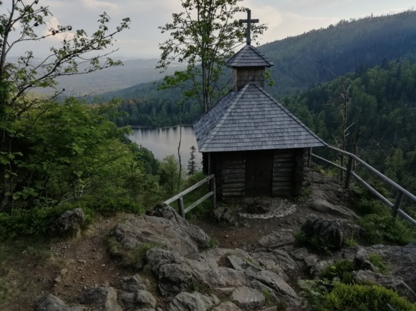 Rachelkapelle mit Rachelsee