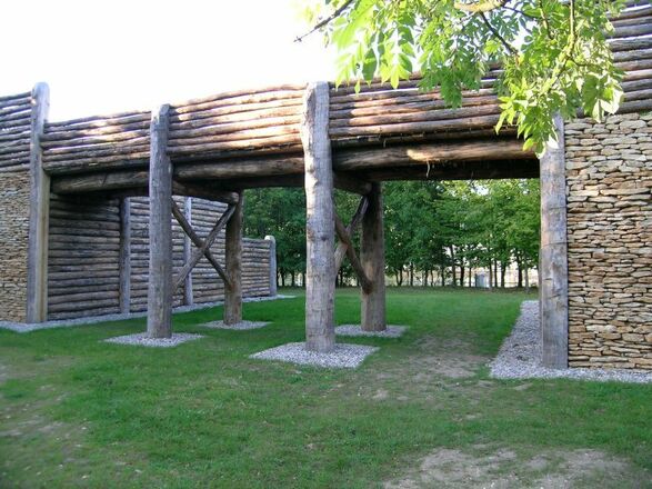 keltisches Stadttor an der Schleuse in Kelheim-Gronsdorf
